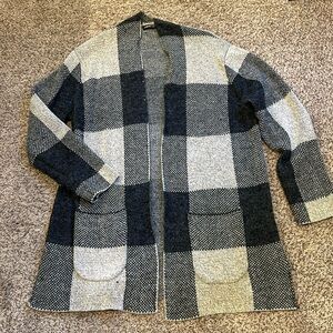 Plaid long sleeve cardigan. Size large.